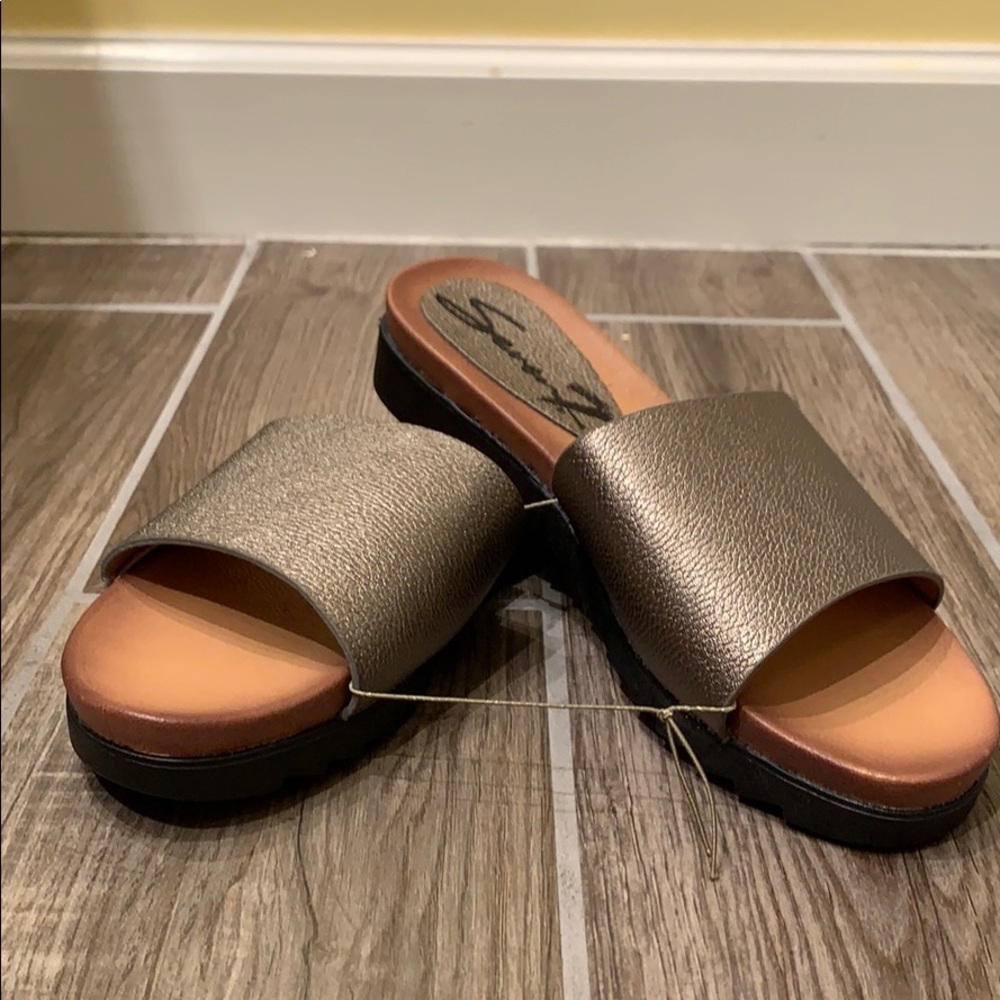 NWT Seven7 “Pearl Slides”